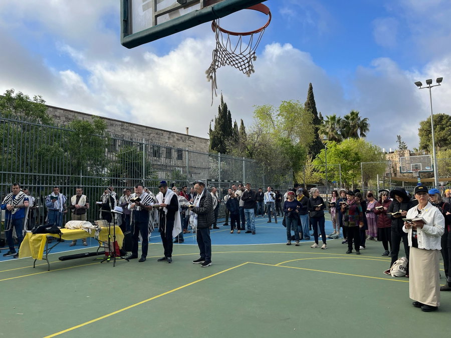תפילה מול בית השר דרמר | ארכיון