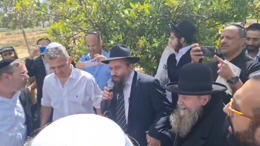 המקובל הגה"צ רבי דוד בצרי, בברכת האילנות ב'פארק הלאומי'