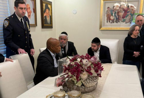 ראש עיריית ניו יורק אריק אדמס בביתו של האב השכול