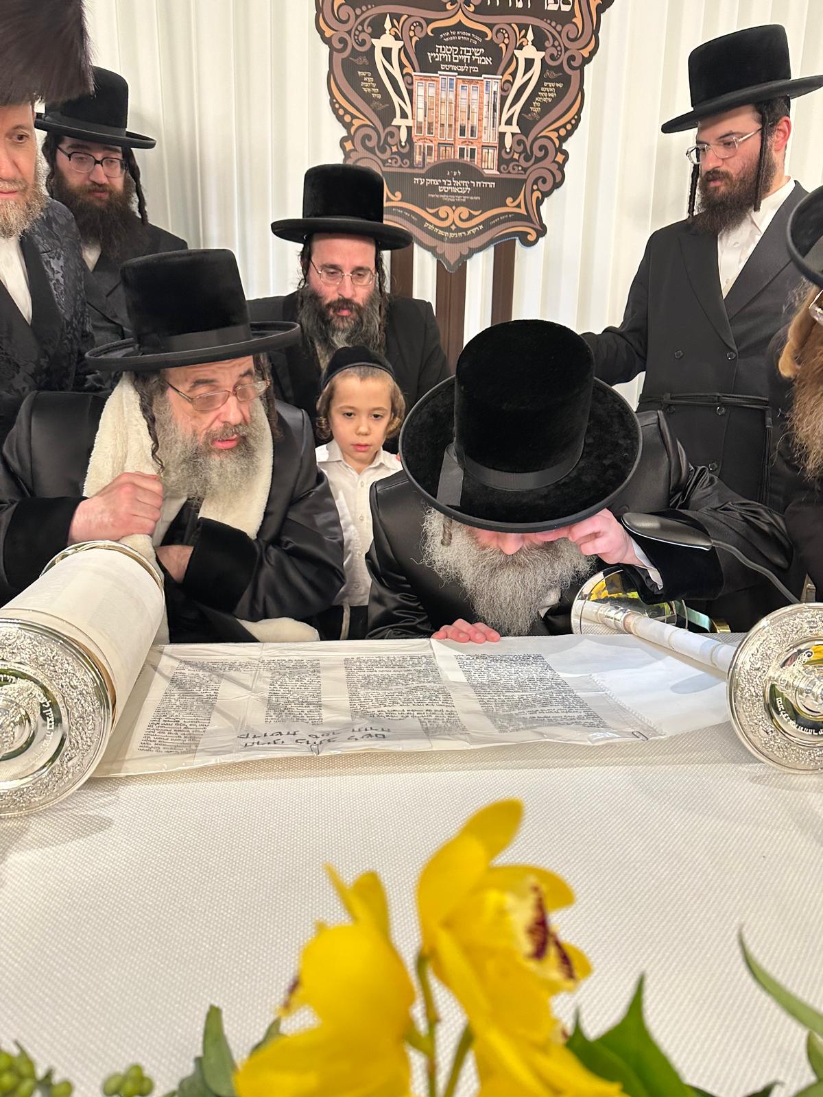 הכנסת ספר תורה לביהמ"ד ויז'ניץ בורו פארק