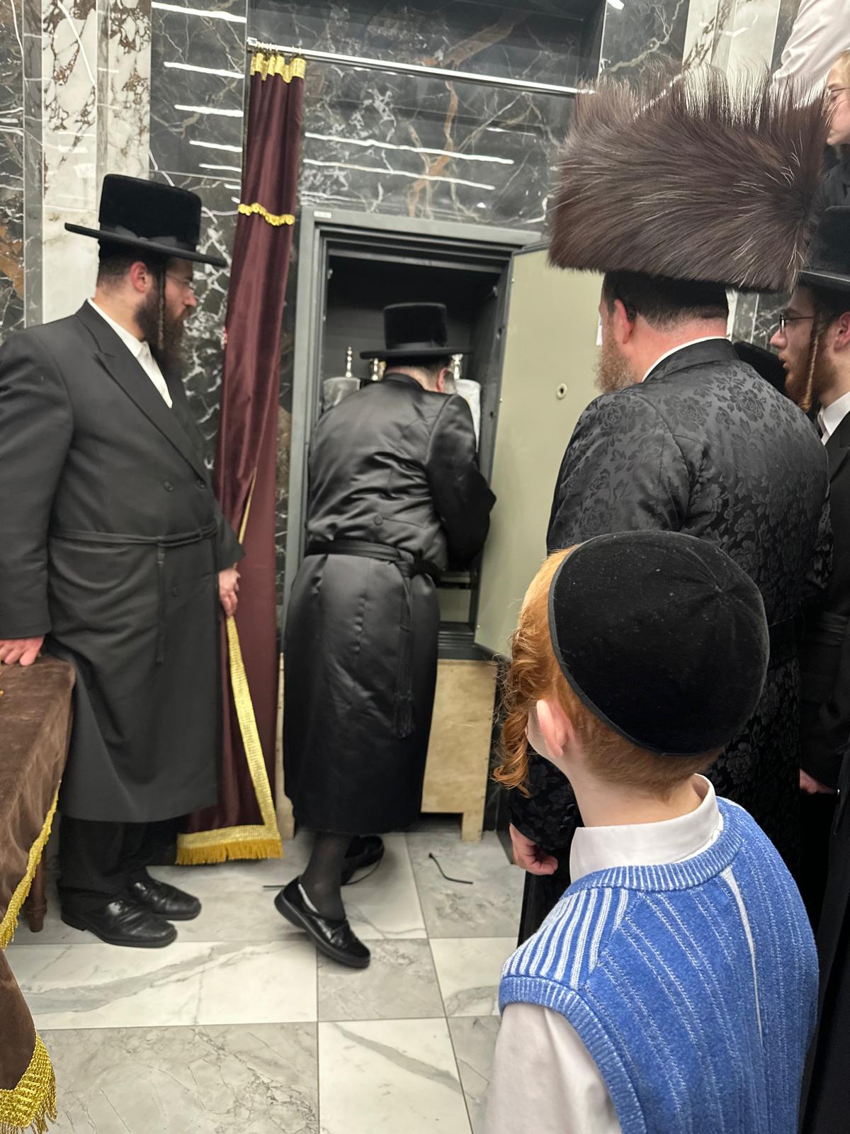 הכנסת ספר תורה לביהמ"ד ויז'ניץ בורו פארק