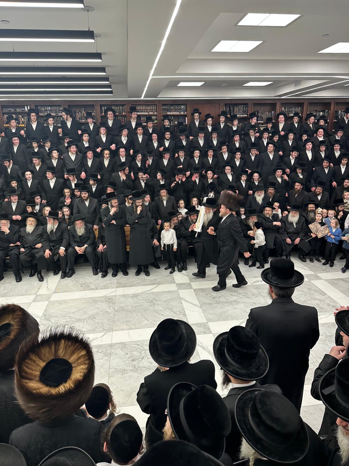 הכנסת ספר תורה לביהמ"ד ויז'ניץ בורו פארק