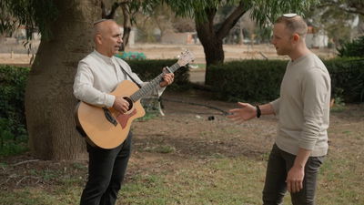 גולן ואך ודביר שנרב שרים את לחנו של החייל שנפל: "ועתה ירום ראשי"