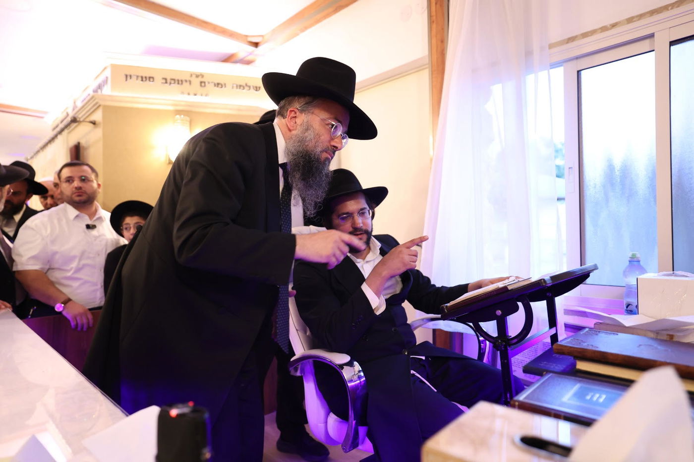 תלמידי 'תורה ודעת' בבחינה אצל הגאון הינוקא