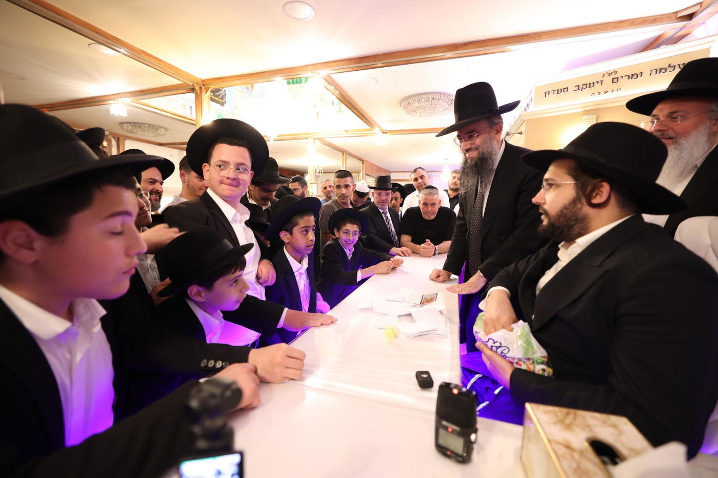 תלמידי 'תורה ודעת' בבחינה אצל הגאון הינוקא