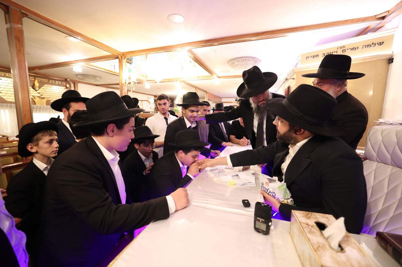 תלמידי 'תורה ודעת' בבחינה אצל הגאון הינוקא