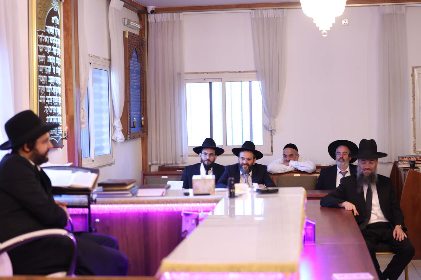 תלמידי 'תורה ודעת' בבחינה אצל הגאון הינוקא