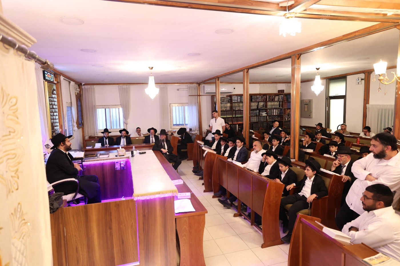 תלמידי 'תורה ודעת' בבחינה אצל הגאון הינוקא