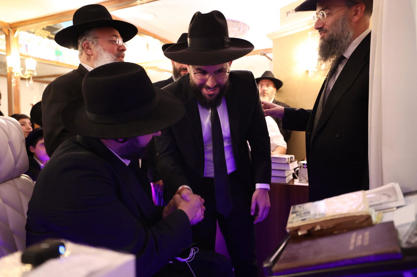 תלמידי 'תורה ודעת' בבחינה אצל הגאון הינוקא