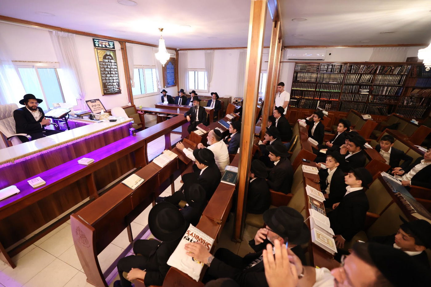 תלמידי 'תורה ודעת' בבחינה אצל הגאון הינוקא