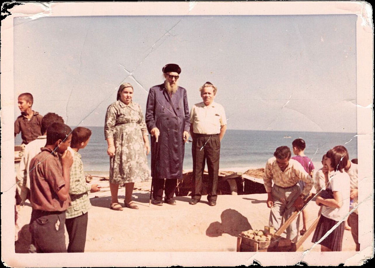 בבא חאקי זי"ע ואשתו ע"ה בחוף העיר עזה