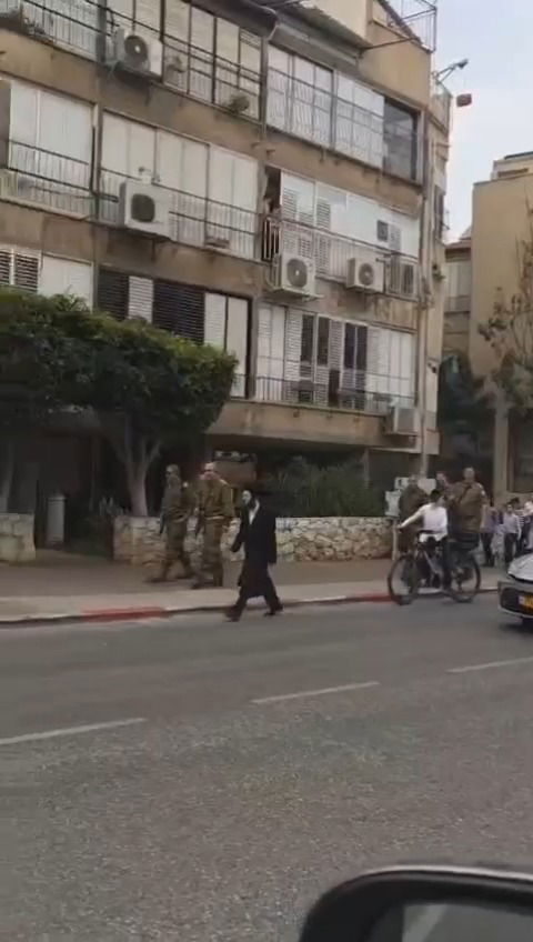 חיילים הושפלו ברחובות בני ברק, העירייה והשר החרדי בגינויים חריפים: "לא מייצגים!"