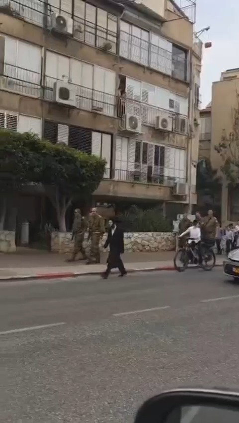 חיילים ברחובות בני ברק