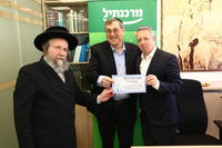 מנכ"ל הבנק מר ברק נרדי, ר' חיים הולצברג והרב צבי יהודה בריטשטיין שליט"א