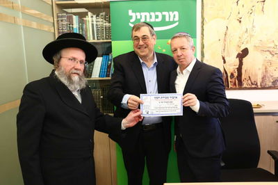 מנכ"ל הבנק מר ברק נרדי, ר' חיים הולצברג והרב צבי יהודה בריטשטיין שליט"א