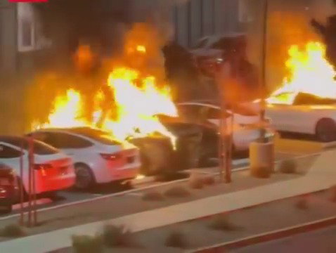 ההצתה במרכז שירות של טסלה בלאס וגאס