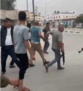 שוטר חמאס מובל אל מותו בידי אנשי החמולה האלימה 