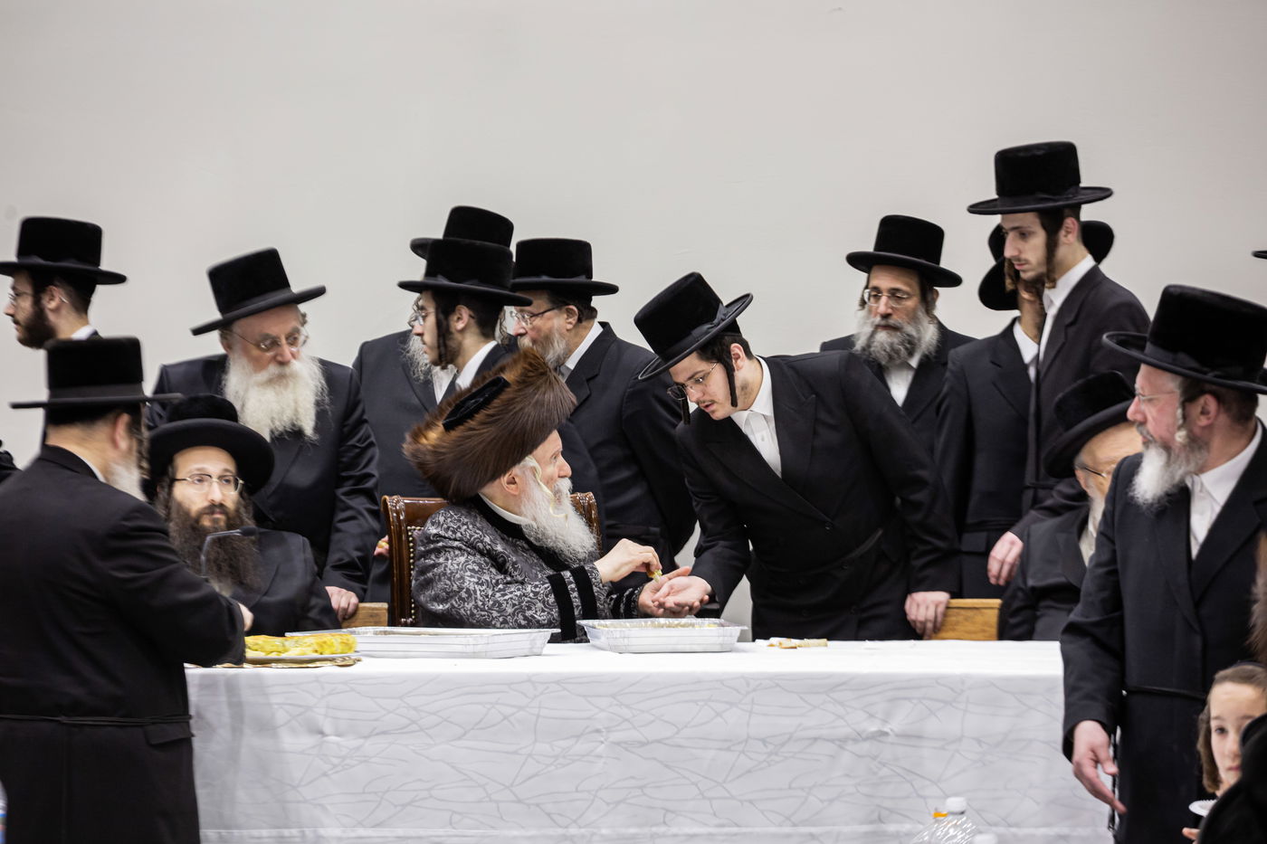 האדמו"ר מבאבוב בטיש לכבוד ר"ח ניסן