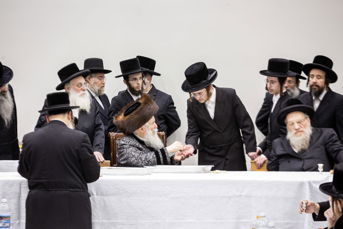 האדמו"ר מבאבוב בטיש לכבוד ר"ח ניסן