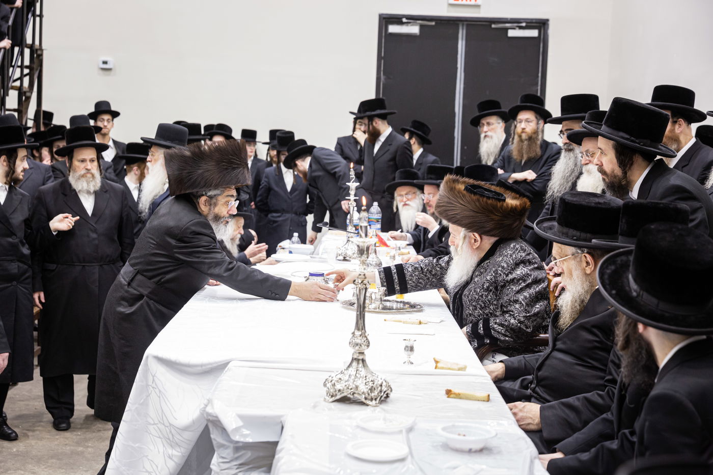 האדמו"ר מבאבוב בטיש לכבוד ר"ח ניסן