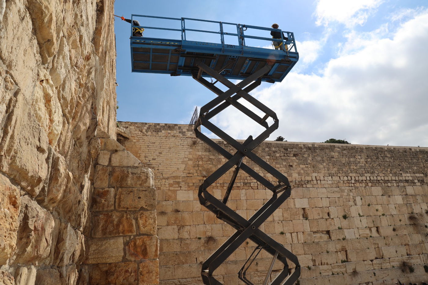 בדיקת תקינות וניקיון אבני הכותל המערבי