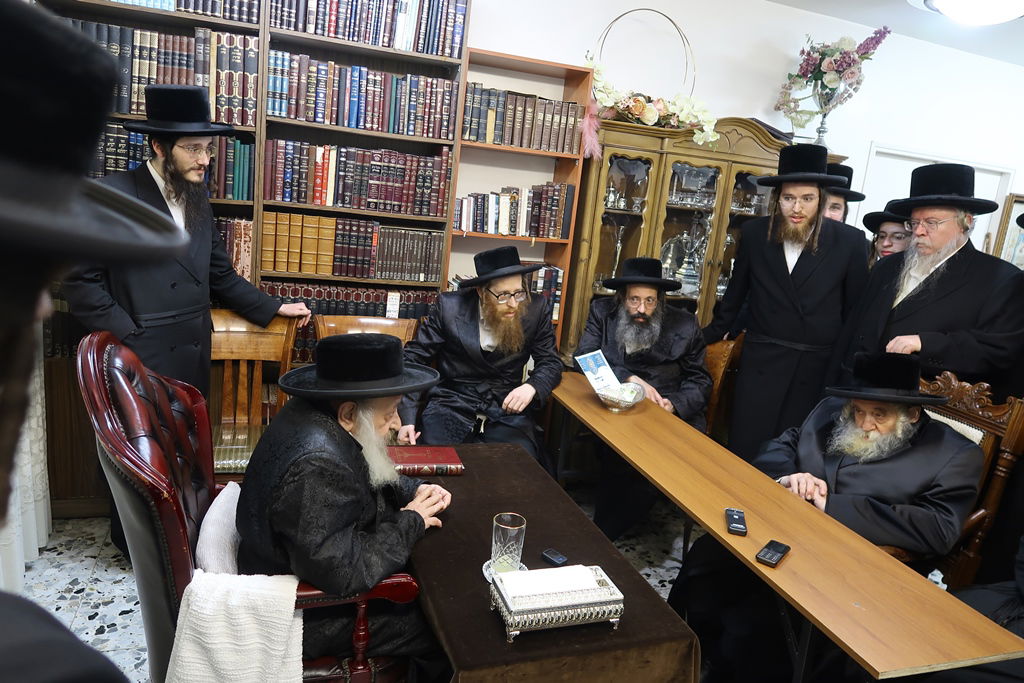 האדמו"ר מטשערנוביל בניחום אבלים בחצה"ק דעעש