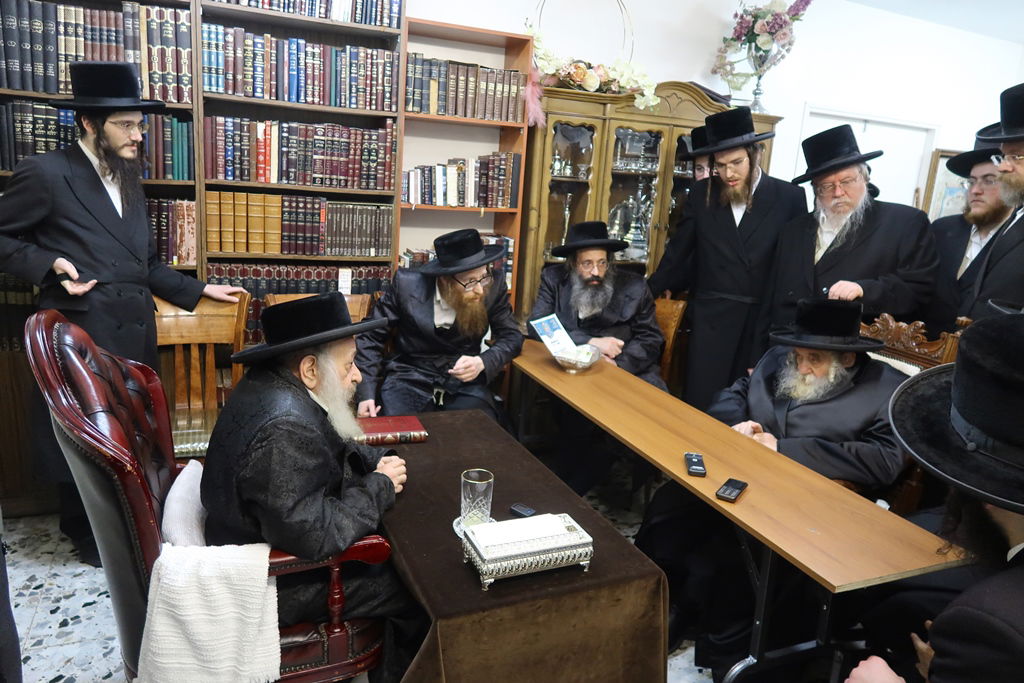 האדמו"ר מטשערנוביל בניחום אבלים בחצה"ק דעעש