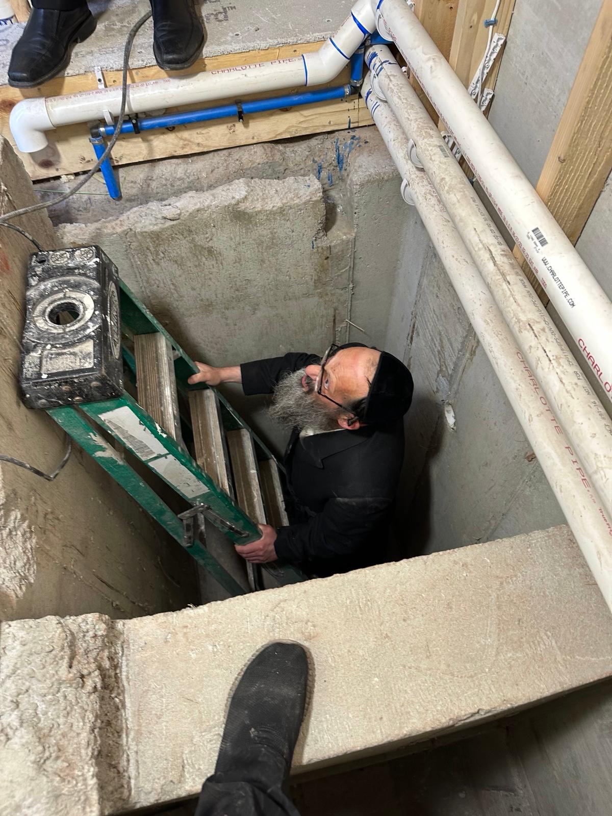 הדיין הרב יצחק שפיצר ז"ל, בהכשרת המקווה דקות לפני הסתלקותו