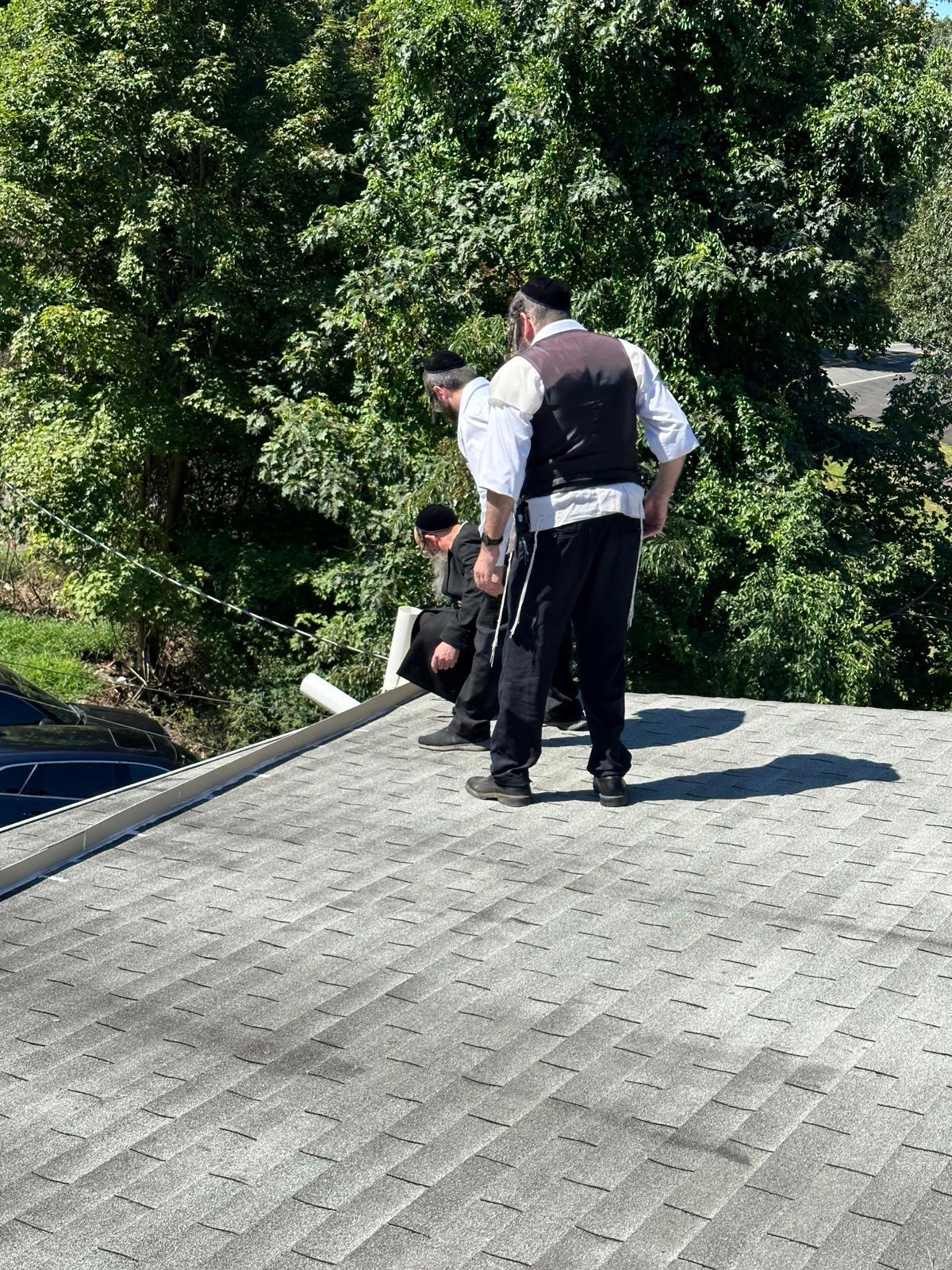 הדיין הרב יצחק שפיצר ז"ל, בהכשרת המקווה דקות לפני הסתלקותו