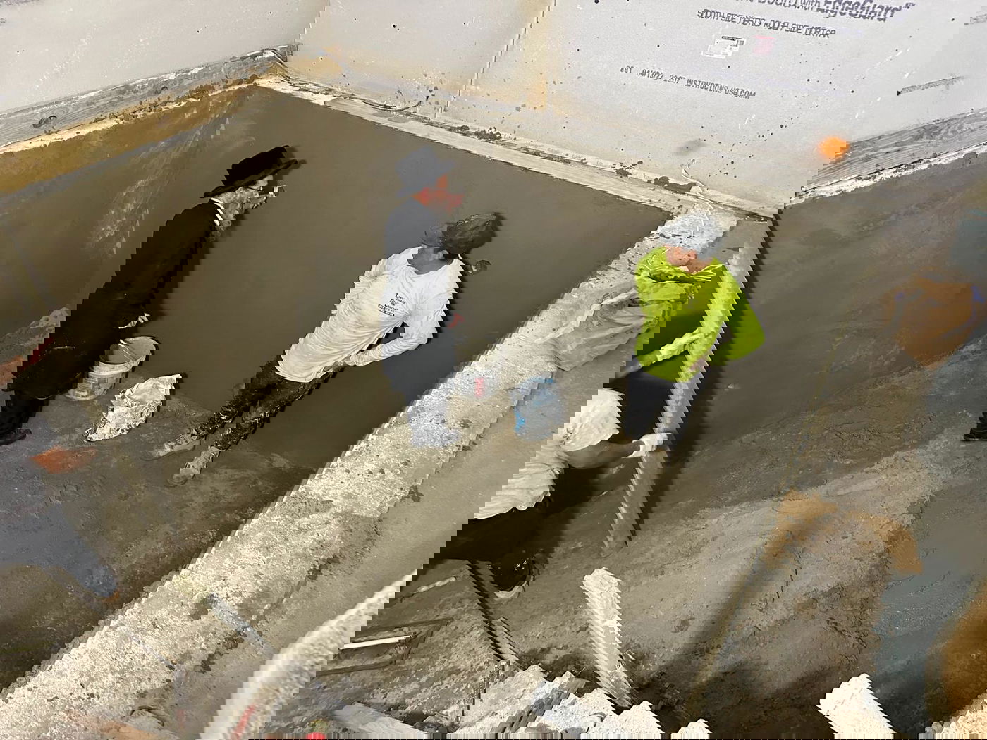 הדיין הרב יצחק שפיצר ז"ל, בהכשרת המקווה דקות לפני הסתלקותו