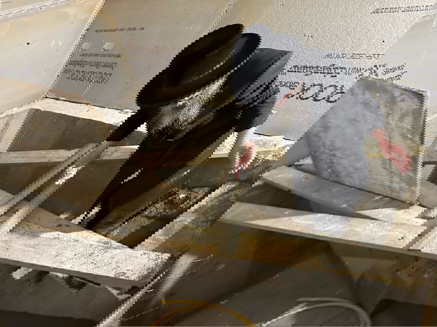 הדיין הרב יצחק שפיצר ז"ל, בהכשרת המקווה דקות לפני הסתלקותו