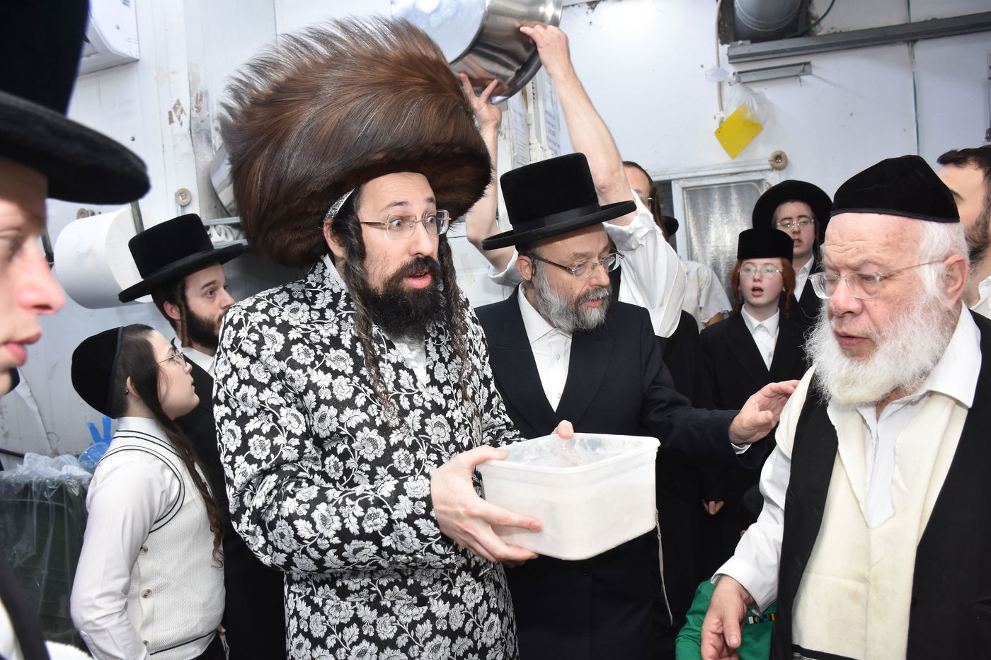 האדמו"ר ממעזבוז באפיית מצות