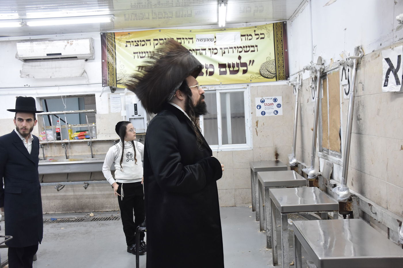 האדמו"ר ממעזבוז באפיית מצות