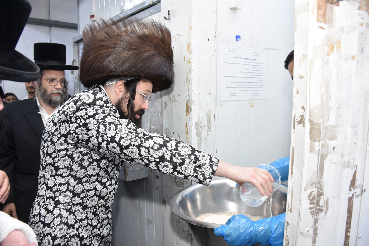 האדמו"ר ממעזבוז באפיית מצות