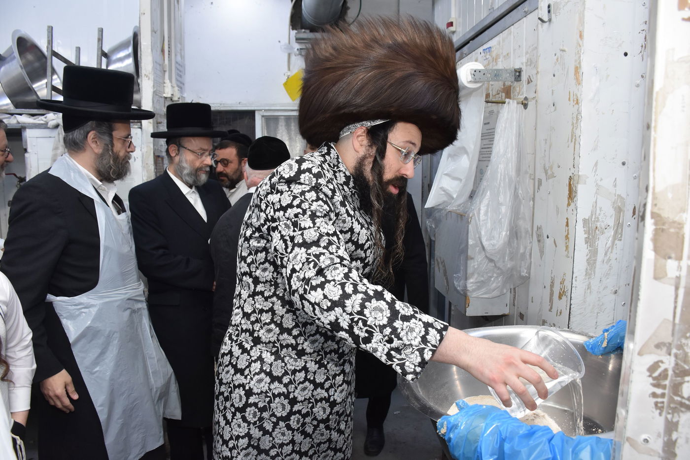 האדמו"ר ממעזבוז באפיית מצות