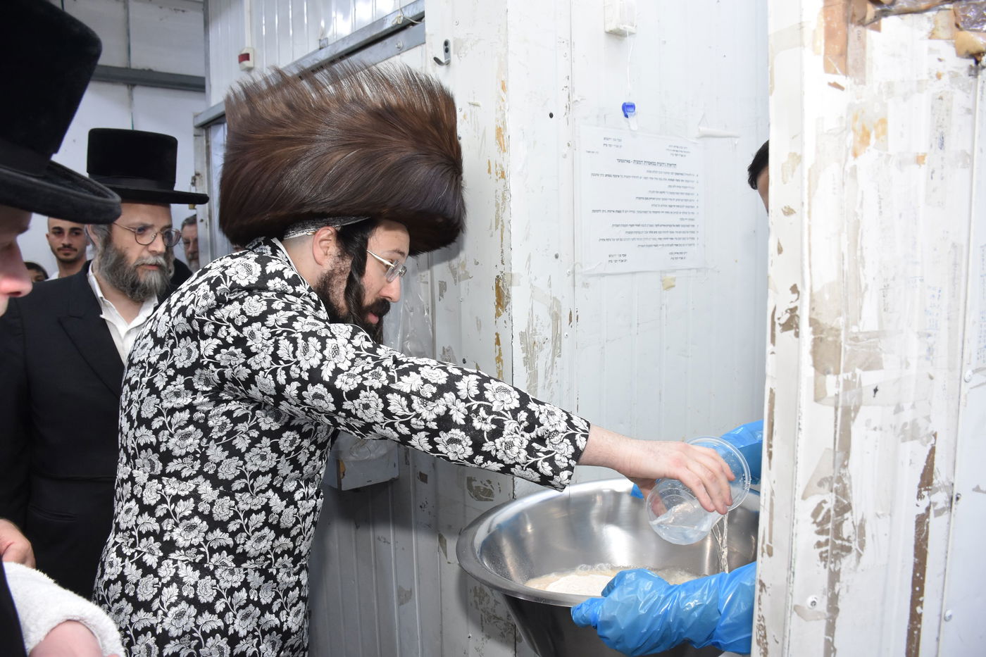 האדמו"ר ממעזבוז באפיית מצות