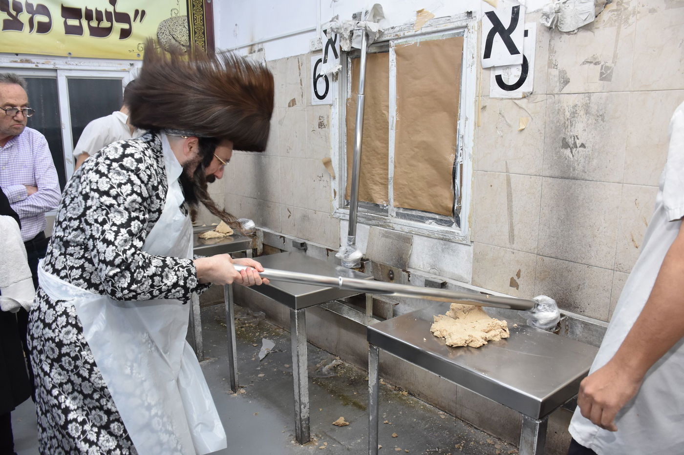 האדמו"ר ממעזבוז באפיית מצות