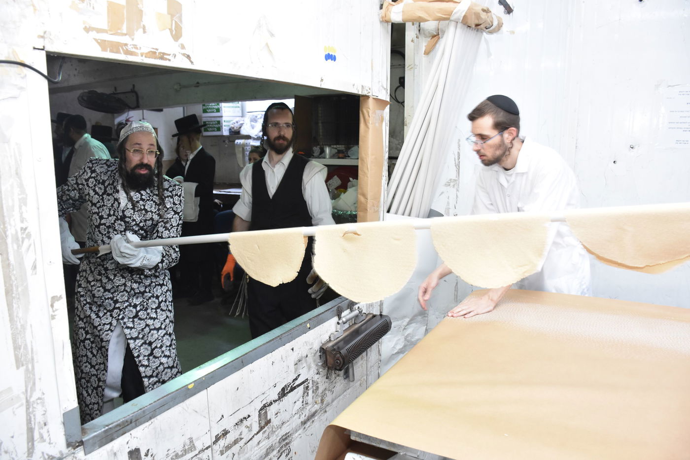 האדמו"ר ממעזבוז באפיית מצות