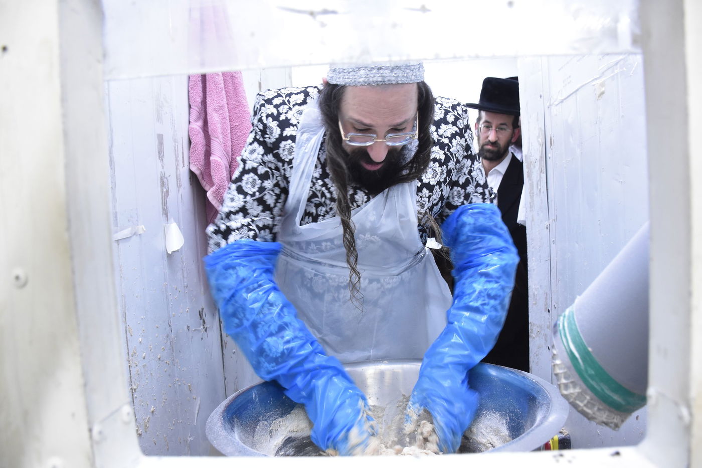 האדמו"ר ממעזבוז באפיית מצות