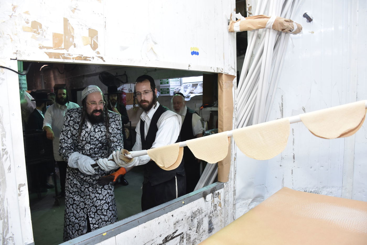 האדמו"ר ממעזבוז באפיית מצות