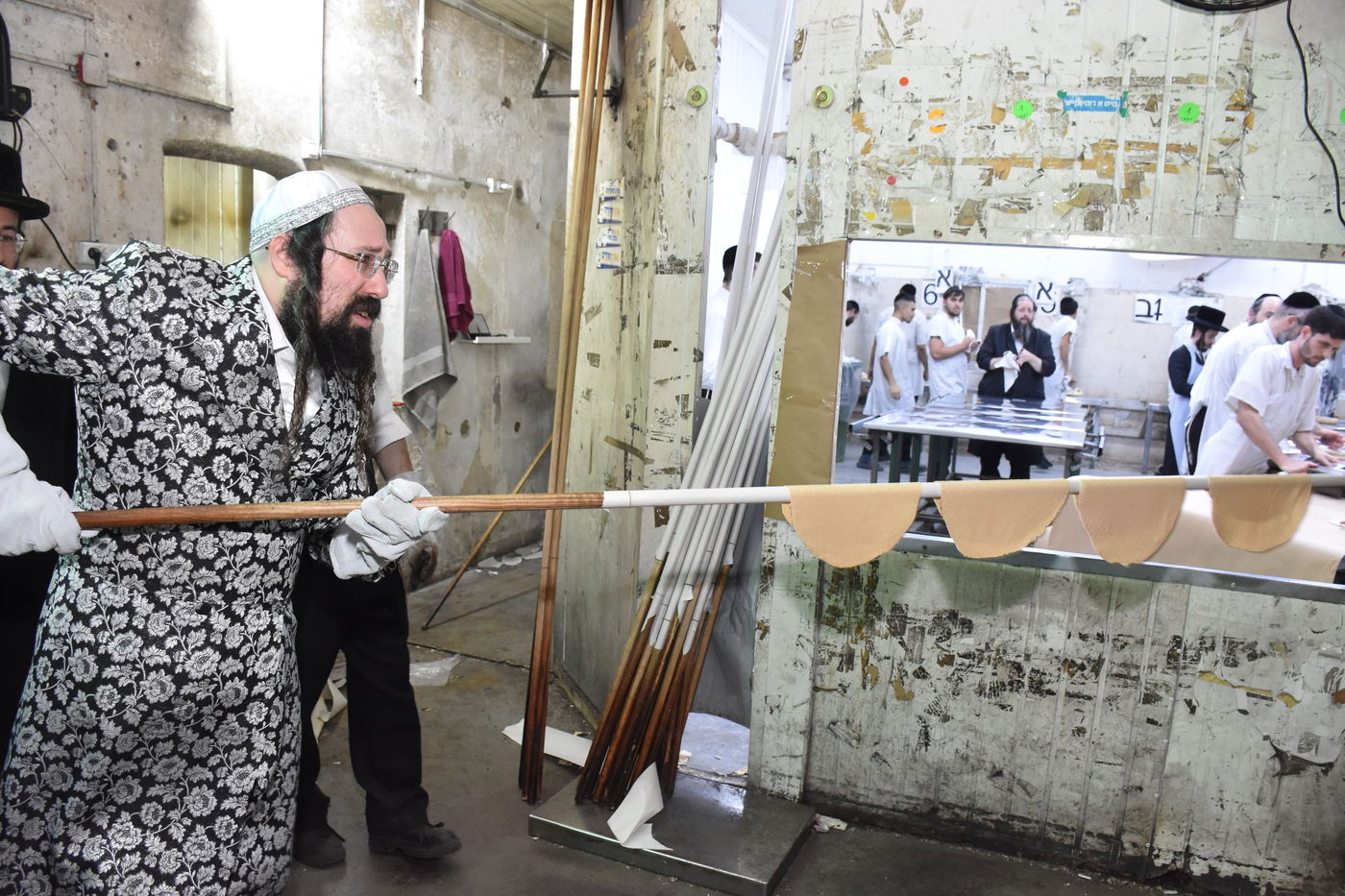 האדמו"ר ממעזבוז באפיית מצות