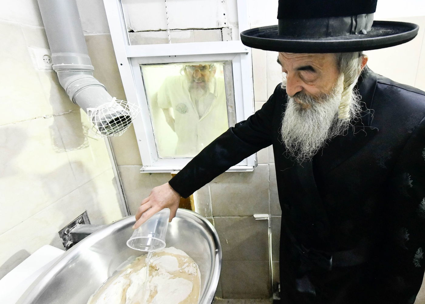 האדמו"ר מלעלוב באפיית מצות