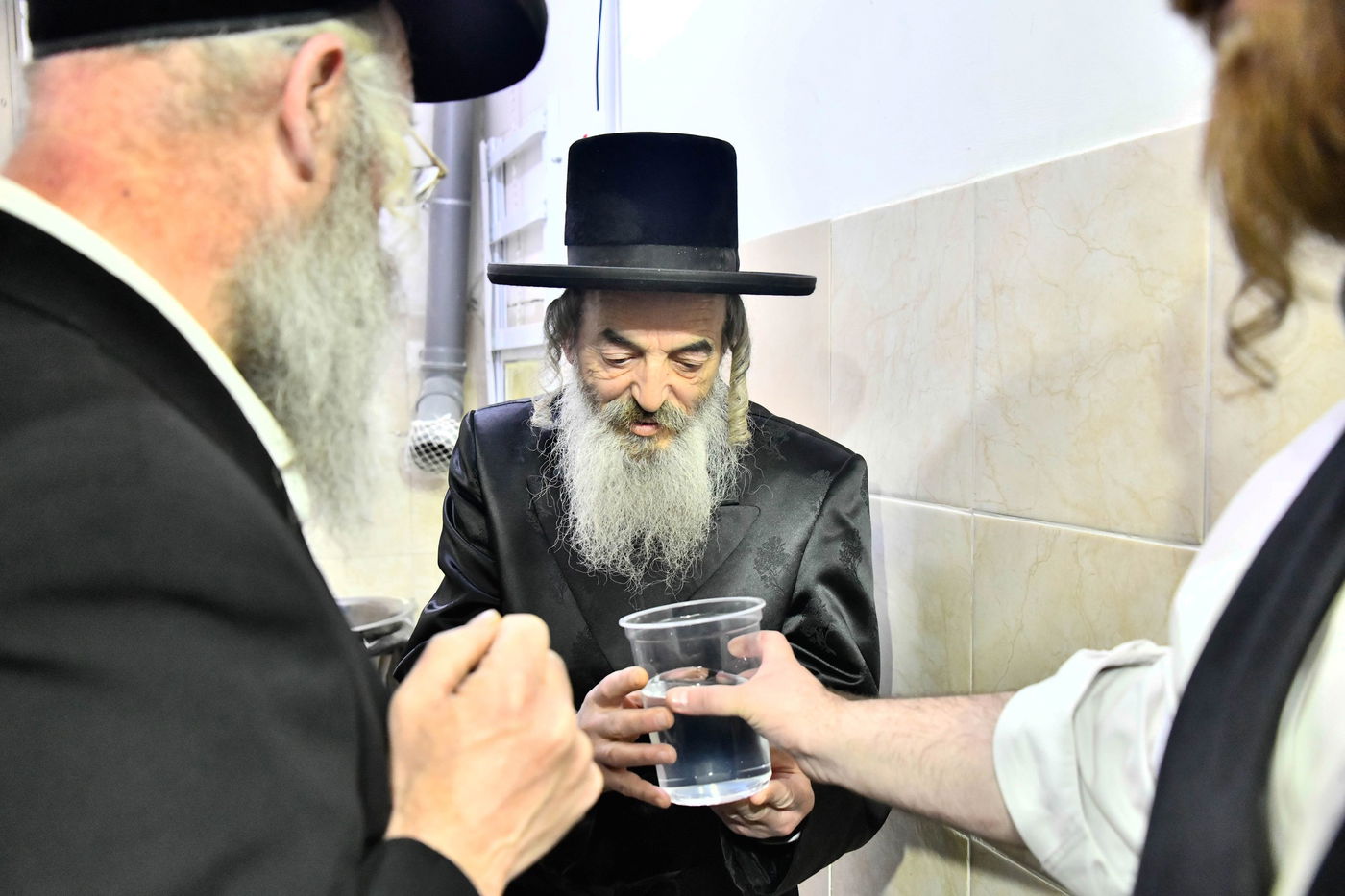 האדמו"ר מלעלוב באפיית מצות