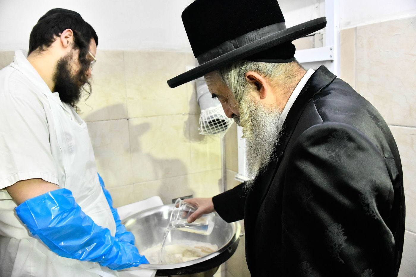 האדמו"ר מלעלוב באפיית מצות