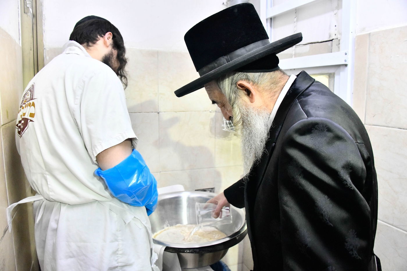 האדמו"ר מלעלוב באפיית מצות