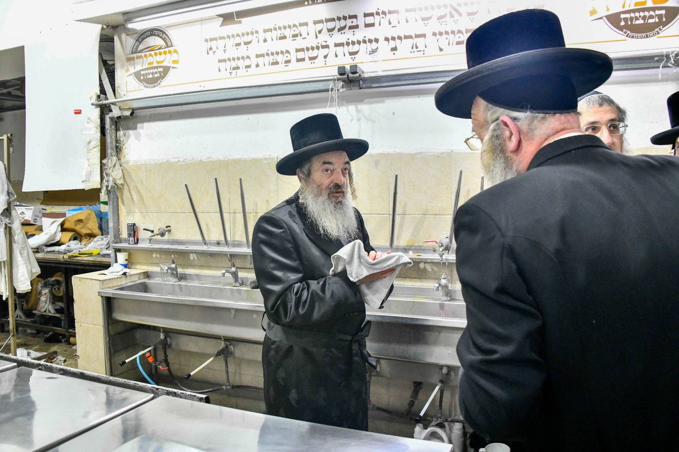 האדמו"ר מלעלוב באפיית מצות