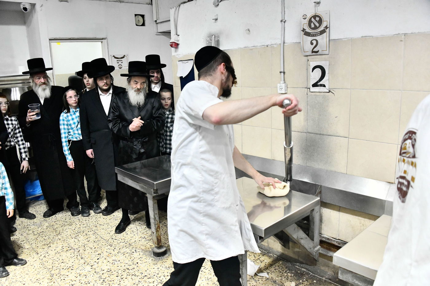 האדמו"ר מלעלוב באפיית מצות