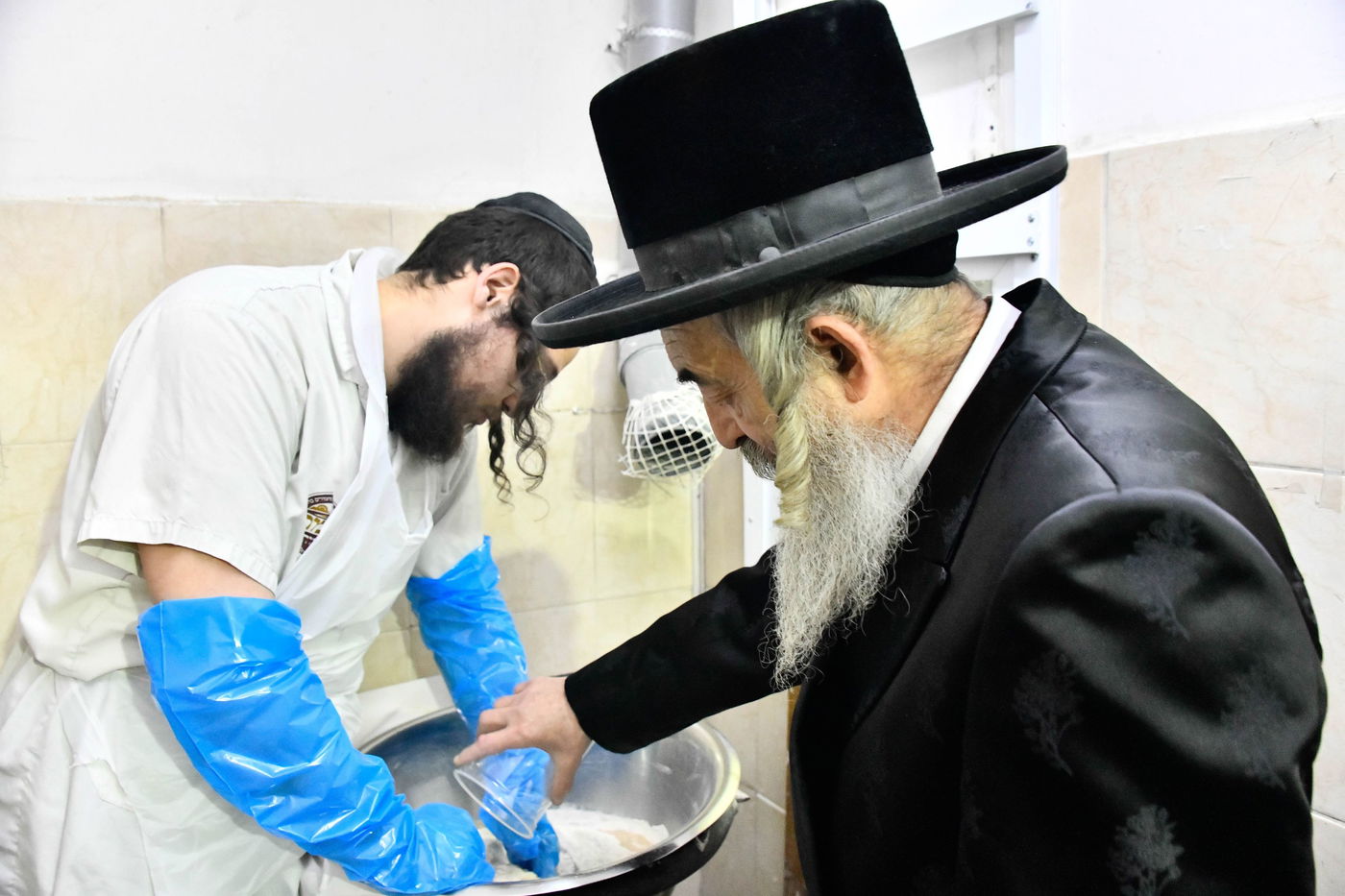 האדמו"ר מלעלוב באפיית מצות