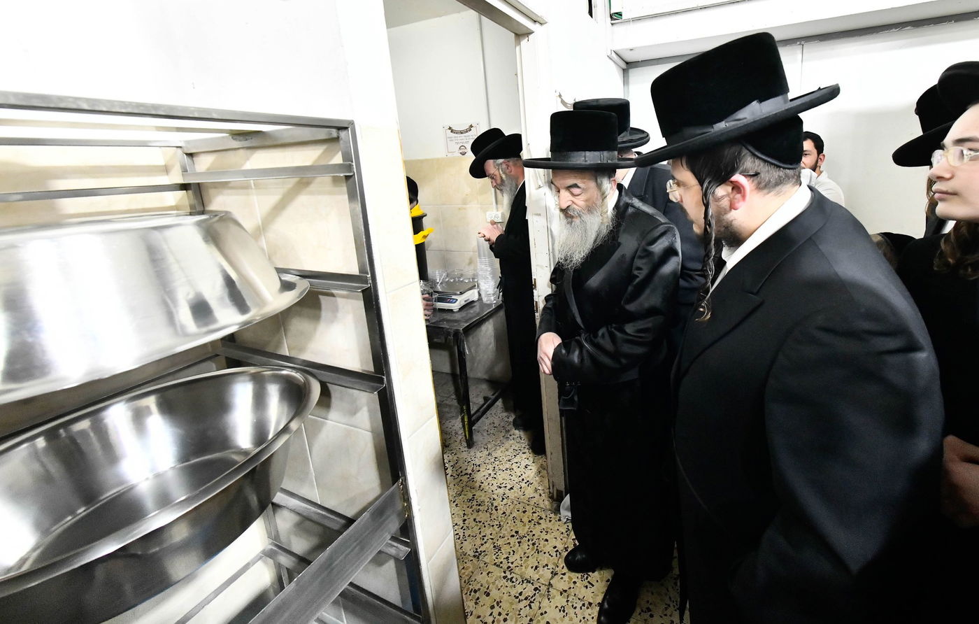 האדמו"ר מלעלוב באפיית מצות