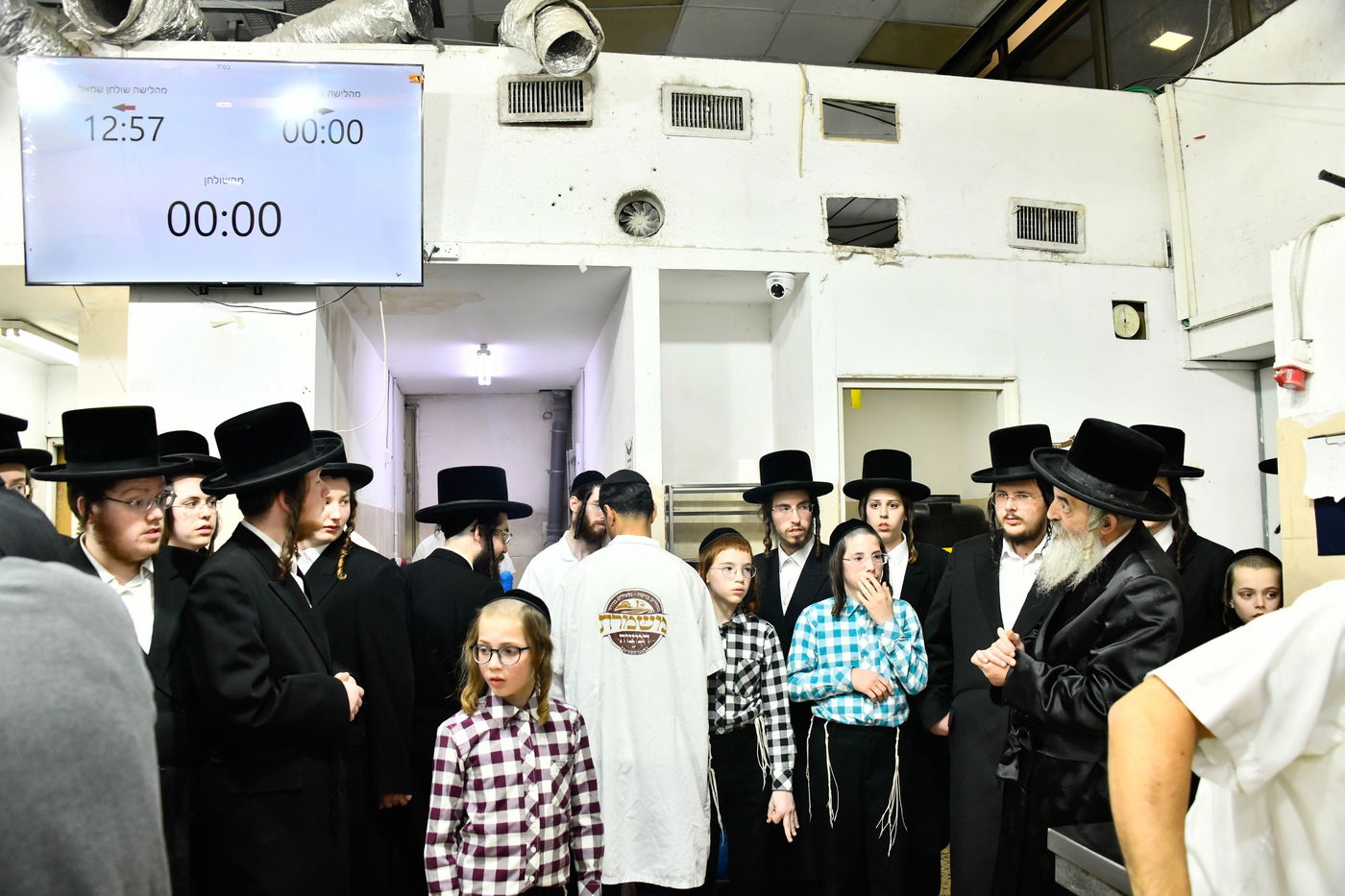 האדמו"ר מלעלוב באפיית מצות